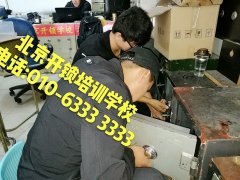 日本女人被男人插小骚逼的逼逼"